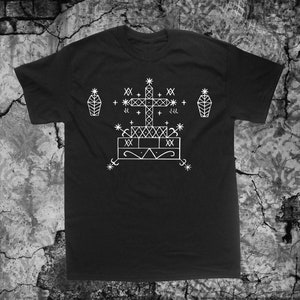 Könnte beinhalten: Schwarzes T-Shirt mit einem weißen Aufdruck eines Kreuzes, Särgen und anderen Symbolen. Der Aufdruck ist ein stilisiertes Design mit einer gotischen Ästhetik.