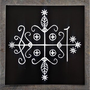 Könnte beinhalten: Ein weißes Symbol auf schwarzem Hintergrund. Das Symbol ist ein Kreuz mit vier Kreisen und vier Sternen an den Enden des Kreuzes. Es gibt auch vier geschwungene Linien, die sich von den Kreisen erstrecken.