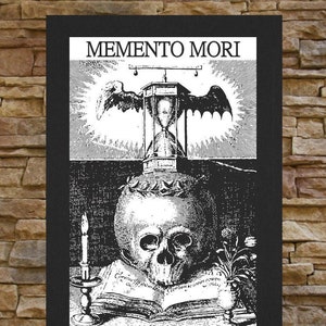 Könnte beinhalten: Schwarzweiß-Illustration eines Schädels mit einer Blätterkrone, einer Sanduhr, die von einem geflügelten Wesen gehalten wird, einer brennenden Kerze und einem aufgeschlagenen Buch mit dem Text "Memento Mori" und "Finis Coronat Opus".