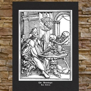 Może przedstawiać: Czarno-biały drzeworyt przedstawiający astrologa patrzącego w górę na sferę niebieską. Obok niego stoi szkielet wskazujący na czaszkę. Drzeworyt nosi tytuł "Astrolog" i jest podpisany "Hans Holbein".