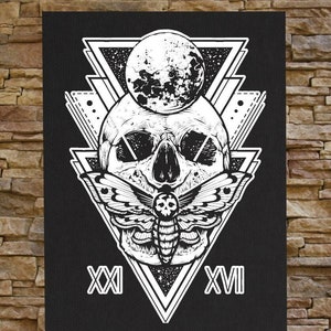 Könnte beinhalten: Schwarz-weiß-Illustration eines Schädels mit einem Nachtfalter und einem Mond in einem geometrischen Design. Der Text "XXI" und "XVI" befindet sich am unteren Rand des Bildes.