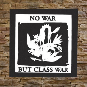 以下が含まれることがあります： 「NO WAR BUT CLASS WAR」というテキストと、狼と鳥のスタイリッシュな画像が描かれた白黒のパッチ