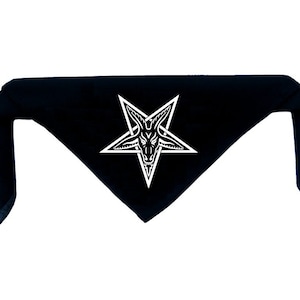 Könnte beinhalten: Ein schwarzes Bandana mit einem weißen Pentagramm und einem Ziegenkopf-Design.