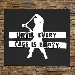 Może przedstawiać: Czarno-biały projekt graficzny z sylwetką osoby trzymającej kij bejsbolowy. Tekst brzmi "Until every cage is empty."