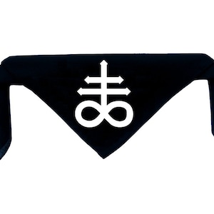 Könnte beinhalten: Ein schwarzes Bandana mit einem weißen Symbol eines Kreuzes mit einem Unendlichkeitszeichen darunter.