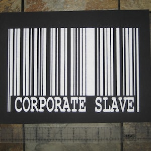 Może przedstawiać: Czarno-biały kod kreskowy z tekstem "CORPORATE SLAVE" wydrukowanym poniżej na czarnym tle.