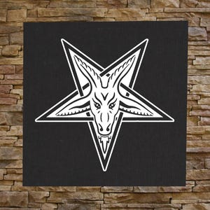 Könnte beinhalten: Ein schwarzer Patch mit einem weißen Pentagramm, in dessen Mitte sich ein Ziegenkopf befindet.