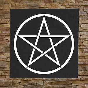 Op de afbeelding: Een witte pentagram, of vijfpuntige ster, is gecentreerd in een witte cirkel op een zwarte achtergrond.