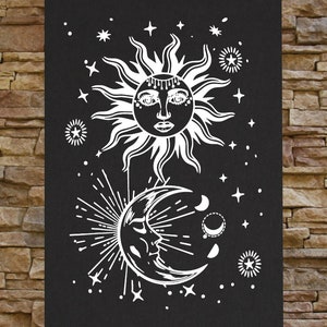 Op de afbeelding: Zwart-witte illustratie van een zon en een maan met gezichten. De zon heeft een kroon en de maan heeft een halvemaanvorm. Beide worden omringd door sterren.