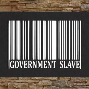 Może przedstawiać: Czarno-biały kod kreskowy z tekstem "GOVERNMENT SLAVE" wydrukowanym poniżej na czarnym tle.