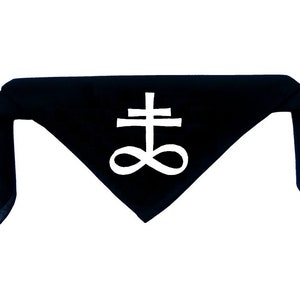 Könnte beinhalten: Schwarzes Bandana mit einem weißen Symbol eines Kreuzes mit einem Kreis darum.