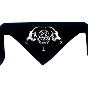 Może przedstawiać: Czarna bandana z białym pentagramem i dwiema koziami czaszkami.