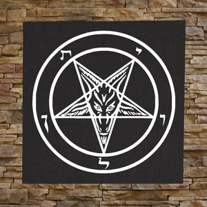 Könnte beinhalten: Ein schwarzer Patch mit einem weißen Pentagramm, in dem sich ein Ziegenkopf befindet. Das Pentagramm ist von einem Kreis mit dem hebräischen Buchstaben 'ש' umgeben, der viermal wiederholt wird.