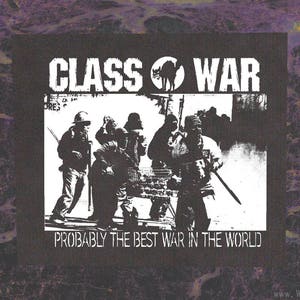 Może przedstawiać: Czarno-białe zdjęcie zespołu o nazwie "Class War" z tekstem "Probably the best war in the world". Na zdjęciu widać grupę osób trzymających wózki sklepowe i broń.