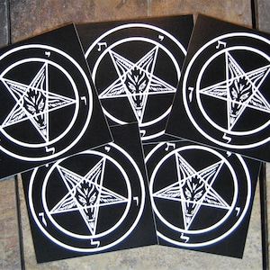Puede incluir: Seis pegatinas negras y blancas con un pentagrama y una cabeza de cabra en el centro. El pentagrama está rodeado por un círculo con la letra hebrea 'yod' repetida alrededor del círculo.