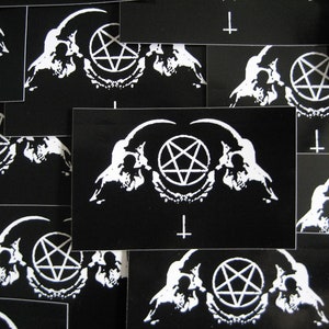 Könnte beinhalten: Ein Bogen mit schwarzen und weißen Aufklebern mit einem Pentagramm- und Totenkopfdesign. Die Aufkleber sind in einem Raster angeordnet.
