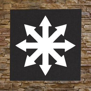 Op de afbeelding: Een zwarte vierkant met een wit achtpuntig sterontwerp bestaande uit pijlen die naar buiten wijzen. De afbeelding is geplaatst tegen een achtergrond van een bakstenen muur.