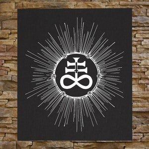 Könnte beinhalten: Ein Schwarzweißbild eines Symbols mit einem Kreuz und einem Unendlichkeitszeichen in einem Kreis mit strahlenden Linien. Das Symbol ist von einem Kreis aus kleineren Symbolen umgeben.