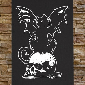 Op de afbeelding: Een zwart-witte illustratie van een gevleugelde demon met een schedel eronder. De demon heeft grote vleugels en een lange staart.