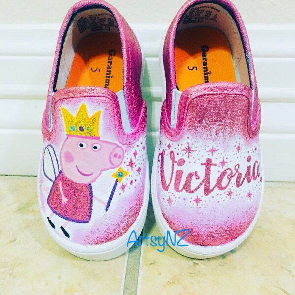 Zapatos de niña pintados a mano, cerdo Peppa y puedo agregar nombre u otro personaje