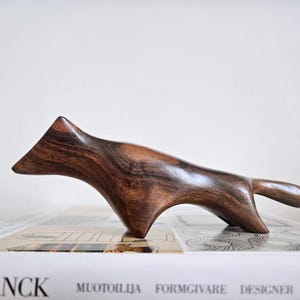 Escultura de zorro de madera tallada a mano de estilo vintage, estilo moderno de mediados de siglo, figura abstracta de gato, decoración de animales de madera de 20 cm.