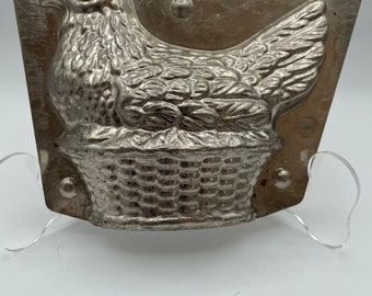 Gallina vintage o antigua en cesta de metal para chocolate de Pascua