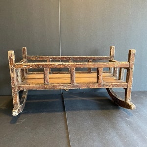 Cama mecedora o cuna de madera antigua hecha a mano para muñecas