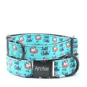 Hai Hundehalsband, Just chillin 'schwimmende Haie Hundehalsband, Martingale mit Schnalle, personalisiertes graviertes Hundehalsband mit Name, Hundewelpengeschenk