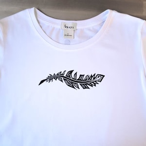 Feder T-Shirt, BIO-BAUMWOLLE T-Shirt, Frau T-Shirt, Minimalistische Feder, übergroßes T-Shirt