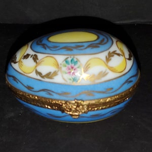 Peint Main Limoges Egg Shaped Flowers Porcelain Trinket Pill Box