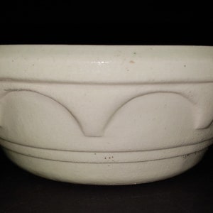 Pode incluir: Tigela de mistura de cerâmica branca com um design canelado em torno da borda.