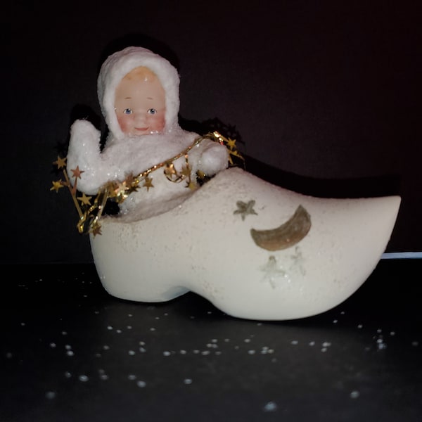 VTG Elaine Roesle Snow Children St. Nicholas Collection Baby in a Wooden Shoe