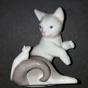 Vintage Lladro 1984 Cat Pink Bow and Mouse on Tail Figurine