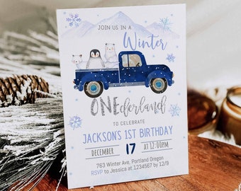 Op de afbeelding: Een winterthema verjaardagsuitnodiging met een blauwe pick-up truck met een vos, pinguïn en ijsbeer. De uitnodiging luidt: "Doe mee in een Winter ONEderland om Jackson's 1e verjaardag te vieren".