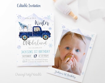 Op de afbeelding: Een winterthema verjaardagsuitnodiging met een blauwe vrachtwagen met pinguïns en een ijsbeer. De uitnodiging luidt "ONEderland" en "Jackson's 1st Birthday". Een fotokaart met een baby en de tekst "Jackson's 1st Birthday" is ook inbegrepen.