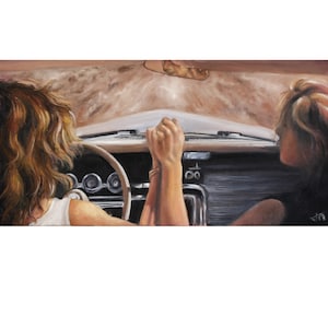 Könnte beinhalten: Ein Gemälde, das zwei Personen zeigt, die in einem Auto fahren. Die Fahrerin ist eine Frau mit langen braunen Haaren, und die Beifahrerin ist eine Frau mit blonden Haaren. Das Auto ist ein Vintage-Modell mit einem braunen Armaturenbrett und einem Lenkrad.