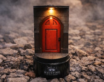 La tarifa incluye: diorama de la puerta roja de La maldición de Hill House, escena de terror, monstruo zombi, regalo especial, mercancía y cristal.