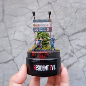 Glass Dome LED - Leon s kennedy VS Zombie, Raccoon City - Mini diorama Zombie - T Virus - movie scene - Resident Evil zombie - Gift