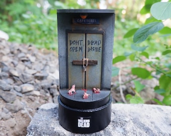 La tarifa incluye: -Diorama de muertos vivientes, la puerta no se abre, muertos adentro - Escena de terror - Monstruo zombi - Regalo especial - Mercancía - Vidrio