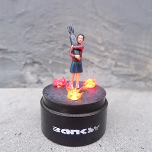 Glass Dome Diorama-graffitiman geïnspireerd op Banksy Hugger Bomber Bomb Love, ledlamp met exploderend effect, Street Art Decor, Graffitikunst, -