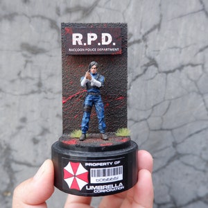 Glass Dome LED - Leon S Kennedy - Mini diorama Zombie - resident evil- movie scene - Resident zombie - LED Lamp - Gift