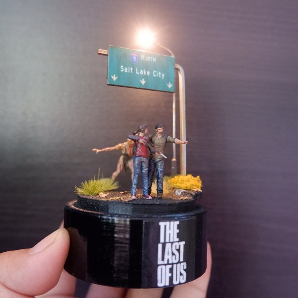 Glass Dome LED - Joel and Ellie arrive in Salt Lake City - Clicker - game scene last of us diorama - zombie - LED Lamp powered by USB - Gift