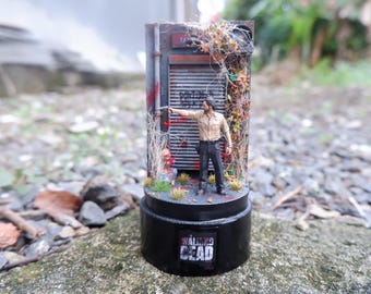 La tarifa incluye: Diorama de cúpula de cristal con lámpara LED - Miniatura de supervivencia zombie inspirada en Rick Grimes / The Walking Dead Fan Art Gift Dead Inside