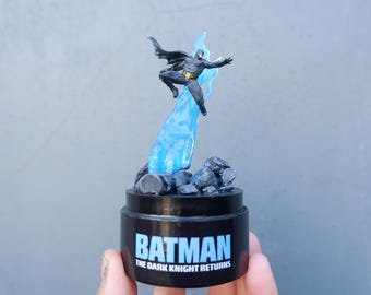 Cupola di vetro - Diorama di fulmini Copertina ispirata al fumetto Dark Knight Return - Con luce LED Glow - Ispirato al famoso fumetto di supereroi