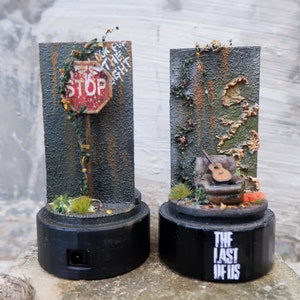 Glass Dome LED - Serial the last of us cover diorama - guitarra ellie y sofá abandonados (frente)) señal de alto luciérnagas (parte trasera) Mercancía