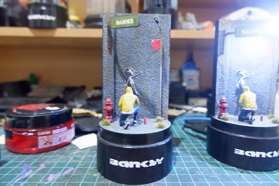 Glass Dome Diorama graffiti man inpired from Banksy gilr with ballooon, Banksy Décor, Street Art Decor, Graffiti Art, - USB LED light -