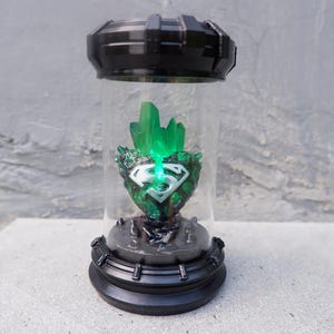 Glaskuppel - Kryptonite Crystal Meteor Rock Replica mit LED-Licht bis Glow - Inspiriert vom berühmten Stein im Superhelden-Comic