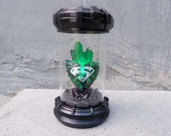 La tariffa include: Cupola di vetro - Replica di meteorite di cristallo di Krypton con luce LED - Ispirata alla famosa pietra dei fumetti di supereroi
