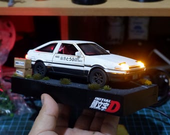 Diorama de juguete en miniatura de fundición a presión toyota trueno initial d AE86 abandonado oxidado casa de muñecas hachiroku escala 1:32 -