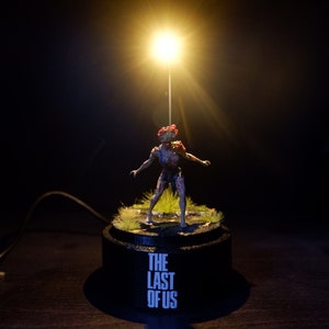 Glass Dome LED - Serial zombie diorama - Clicke - game movie scene - zombie - LED Lamp powered by USB - Gift
